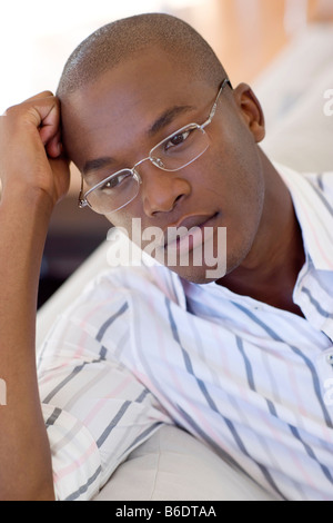Depressionen. Unglückliche Mann mit Brille, die seinen Kopf auf seine Hand ruht. Stockfoto