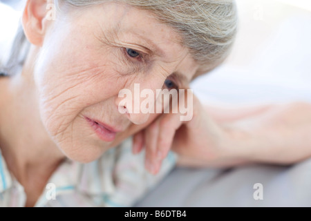 Depressionen. Unglückliche Frau ihren Kopf auf ihre Hand ruht. Stockfoto