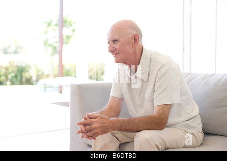 Die Einsamkeit. Mann sitzt allein auf dem Sofa. Stockfoto