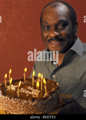 Glücklich älterer Mann. Glücklich 72 Jahre alter Mann, feiert seinen Geburtstag. Stockfoto