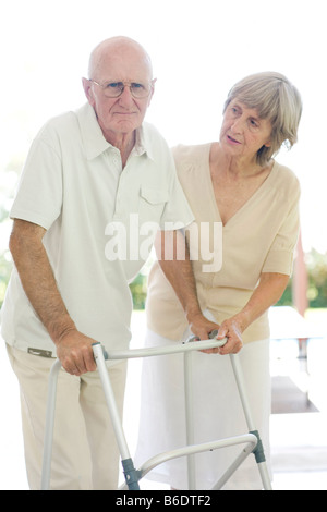 Zu Fuß Gestell. Frau, einen Mann mit einem Fuß Rahmen zu helfen. Stockfoto