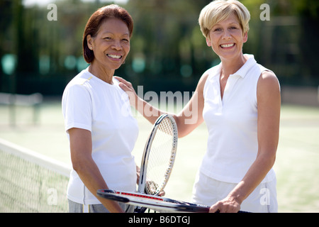 Tennis-Spieler. Zwei Freunde genießen eine Partie Tennis. Stockfoto