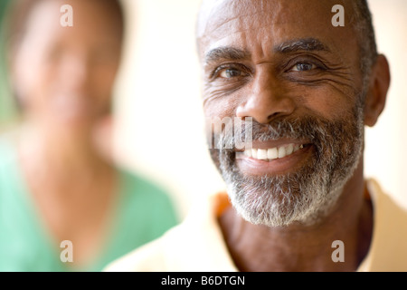 Beziehung. Älterer Mann mit seinem Partner im Hintergrund. Stockfoto