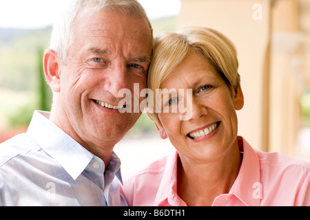 Älteres Ehepaar Lächeln auf den Lippen. Stockfoto