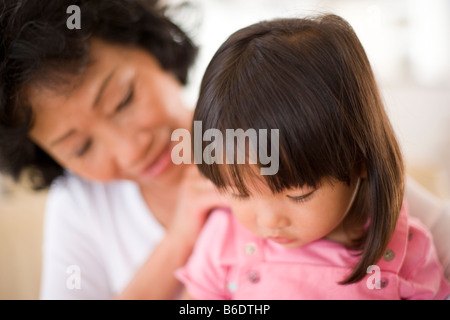 Großmutter Enkelin. Stockfoto