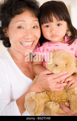 Großmutter Enkelin. Stockfoto