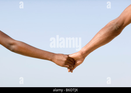 Mann und Frau, die Hand in Hand. Stockfoto