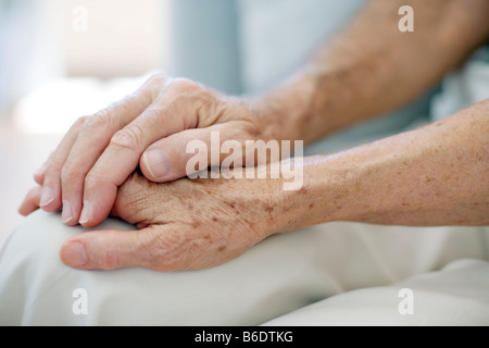 Älteres Paar Hand in Hand. Stockfoto
