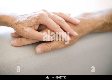 Älteres Paar Hand in Hand. Stockfoto