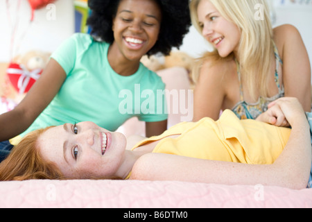 Teenager-Freunde. Mädchen im Teenageralter entspannen und plaudern zusammen in einem Schlafzimmer. Stockfoto