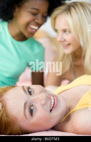 Teenager-Freunde. Mädchen im Teenageralter entspannen und plaudern zusammen in einem Schlafzimmer. Stockfoto