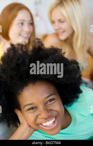 Teenager-Freunde. Mädchen im Teenageralter entspannen und plaudern zusammen in einem Schlafzimmer. Stockfoto