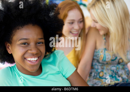 Teenager-Freunde. Mädchen im Teenageralter entspannen und plaudern zusammen in einem Schlafzimmer. Stockfoto