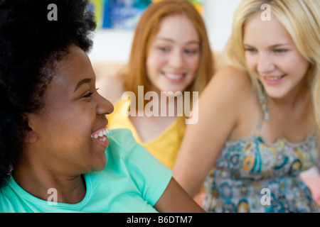 Teenager-Freunde. Mädchen im Teenageralter entspannen und plaudern zusammen in einem Schlafzimmer. Stockfoto