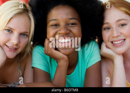 Teenager-Freunde. Mädchen im Teenageralter entspannen und plaudern zusammen in einem Schlafzimmer. Stockfoto