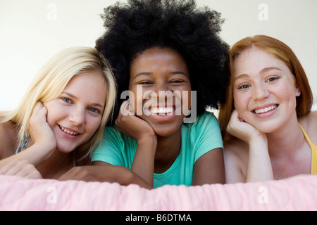 Teenager-Freunde. Mädchen im Teenageralter entspannen und plaudern zusammen in einem Schlafzimmer. Stockfoto