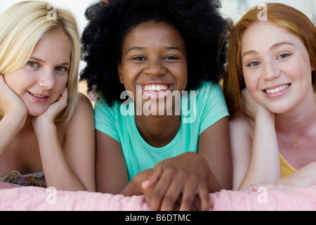 Teenager-Freunde. Mädchen im Teenageralter entspannen und plaudern zusammen in einem Schlafzimmer. Stockfoto