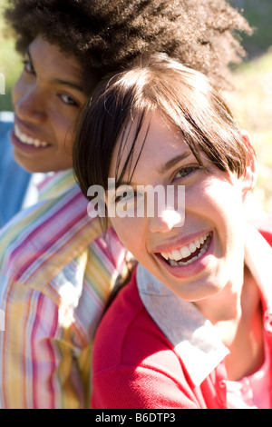 Freundschaft. Frau ihren Freund zurück gelehnt. Stockfoto