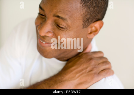 Mann, der seine schmerzenden Hals, Nackenschmerzen kann aufgrund verschiedener Gründe aus Fehlhaltungen, Schleudertrauma entstehen. Stockfoto