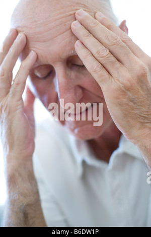 Menschen drücken ihre schmerzenden Tempel Stockfoto