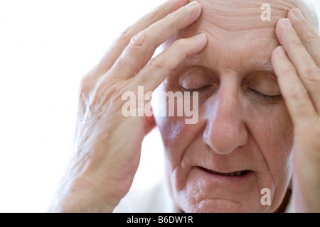 Menschen drücken ihre schmerzenden Tempel Stockfoto