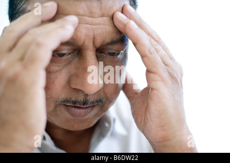 Menschen drücken ihre schmerzenden Tempel Stockfoto