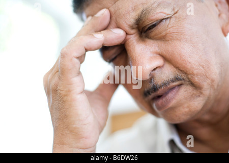 Menschen drücken ihre schmerzenden Tempel Stockfoto