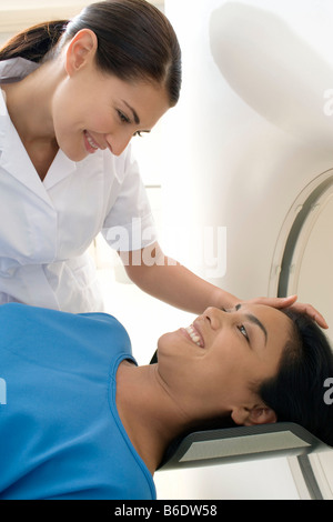 CT Scan. MTRA, Vorbereitung einen Patienten zu einer CT-Untersuchung zu unterziehen. Stockfoto