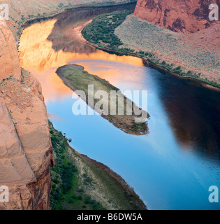View of the Colorado River reflecting the colors of sunrise from the walls of Horseshoe Bend. Stockfoto