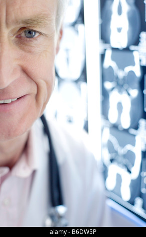 Radiologe neben CT-scans. CT Scan ist eine diagnostische Technik, die Röntgenstrahlen verwendet Kreuz Bilder zu produzieren. Stockfoto