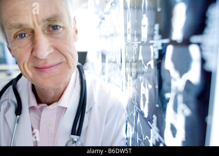 Radiologe neben CT-scans. CT Scan ist eine diagnostische Technik, die Röntgenstrahlen verwendet Kreuz Bilder zu produzieren. Stockfoto