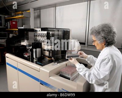 Blood Typing. Forscher, die Probenvorbereitung für die Analyse von Blutspenden. Die Proben werden automatisch geprüft werden. Stockfoto