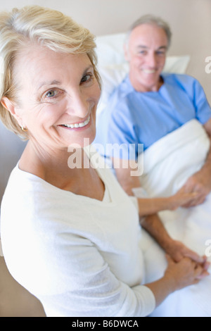 Besuch im Krankenhaus. Frau, die ihrem Partner auf einer Krankenstation zu besuchen. Stockfoto