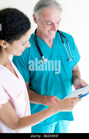 Arzt und Krankenschwester des Patienten Hinweise zu diskutieren. Stockfoto