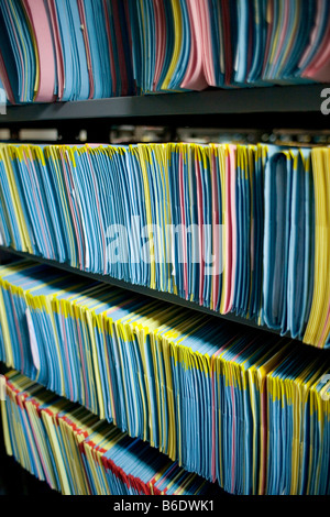 Patientenakten in Regalen in einer Abstellkammer. Stockfoto