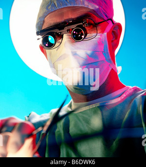 Mikrochirurgie. Chirurg mit vergrößernden Objektiven über seine Brille verwendet ein paar der Schere Zange während der Mikrochirurgie. Stockfoto