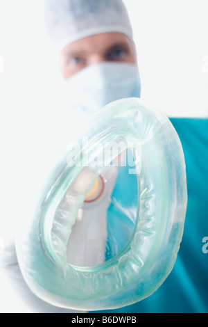 Anästhesie. Anästhesist hält eine Gesichtsmaske. Betäubende Gas wird durch die Maske induzieren Bewusstlosigkeit verwaltet. Stockfoto