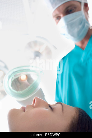 Anästhesie. Anästhesist Verabreichung Gas an einem Patienten. Das Gas ist eine Vollnarkose. Stockfoto