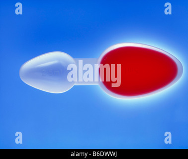 Löffel der Medizin. Rote Flüssigkeit Medizin in der 5 Milliliter Seite eines Löffels, Dosis die leere Sidetakes eine 2,5 ml. Stockfoto