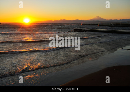 Ein schöner Sonnenuntergang über Sagami Bay in Richtung Mount Fuji suchen, Enoshima JP Stockfoto