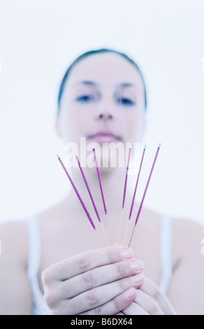 Frau mit brennenden Räucherstäbchen Sticks Version einen stark duftenden Rauch, der Geruch kann helfen, Entspannung und meditation Stockfoto