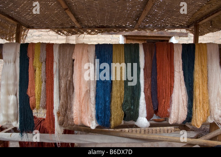 Auswahl an natürlich gefärbte Seide an einer Regierung laufen Knüpfer und Farbstoff verwendet. Chiwa Altstadt Itchan Kala, Usbekistan. Stockfoto