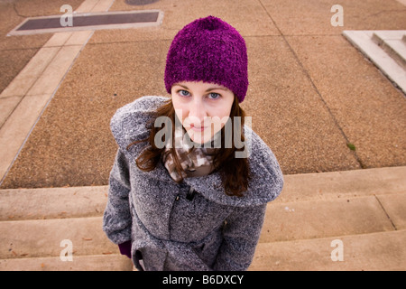 Eine Kaukasische Frau trägt eine lila Strick Mütze im Winter - USA Stockfoto