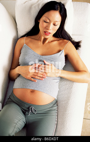 Schwangere Frau schlafen Stockfoto