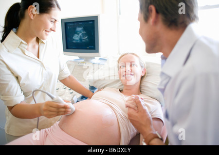 Schwangere Frau tun Ultraschall in Klinik Stockfoto