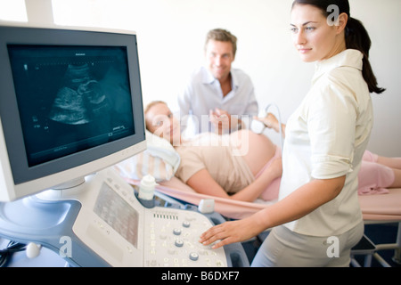 Schwangere Frau tun Ultraschall in Klinik Stockfoto