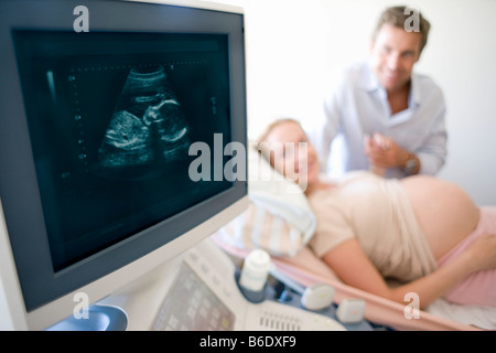Schwangere Frau tun Ultraschall in Klinik Stockfoto