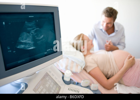 Schwangere Frau tun Ultraschall in Klinik Stockfoto