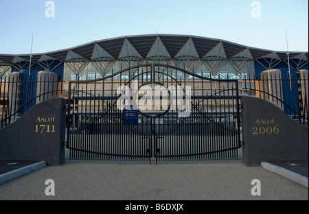 England. Ascot. Neu entwickelte Ascot Stand, Rennbahn Eingang. Februar 2007. Stockfoto