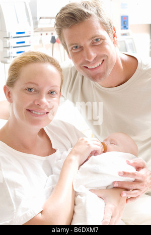 Eltern und Neugeborene. Mutter und Vater in einer Entbindungsstation halten ihre neugeborenen Babys. Stockfoto